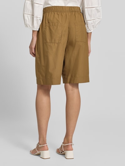 Kobieta nosi Relaxed Fit Bermuda aus reiner Baumwolle od s.Oliver RED LABEL, jednolity brąz, tył, gładka faktura, widok całej sylwetki z tyłu