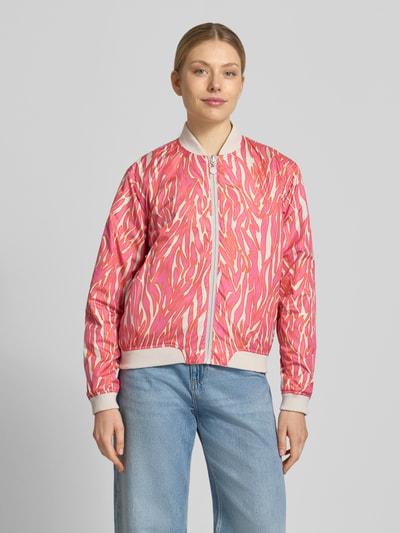 Frauenmodel trägt Regular Fit Bomberjacke mit Stehkragen Modell 'Brooklyn' von Frieda & Freddies, Reißverschluss, Eingrifftaschen, elastische Abschlüsse, gemustert in Rosa und Creme, Ganzkörperansicht von vorne. Rückenlänge 59 cm, Schulterbreite 44 cm, Brustweite 52 cm, Ärmellänge 51 cm bei Größe 36.