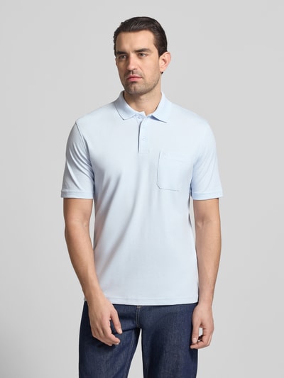 Männermodel trägt Regular Fit Poloshirt mit Brusttasche von Christian Berg Men, Baumwoll-Mix, Polokragen, Knopfleiste, Ganzkörperansicht von vorne.