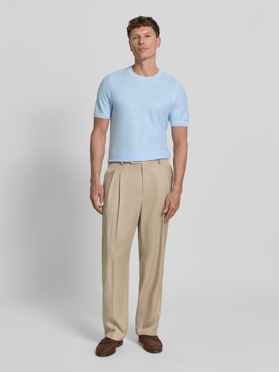 Männermodel trägt Regular Fit T-Shirt aus Strick Modell 'H-NALON' von BOSS in Strickoptik, Rundhals, Kurzarm, Baumwoll-Mix, Ganzkörperansicht von vorne