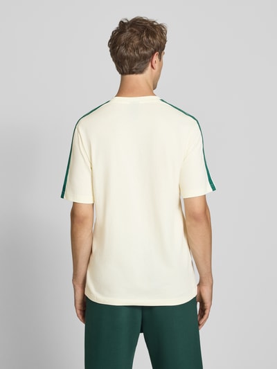 Männermodel trägt Regular Fit T-Shirt aus reiner Baumwolle Modell 'M 3S SJ LC T' von adidas für adidas Sportswear, Ganzkörperansicht Rückansicht.