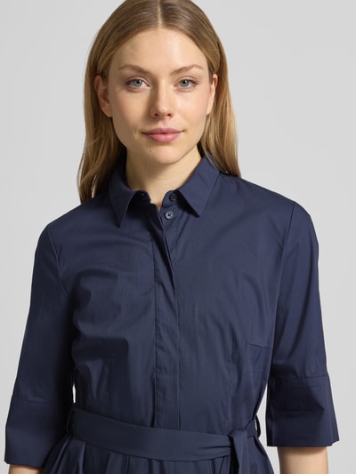 Vrouwenmodel draagt Knielanges Hemdblusenkleid mit Bindegürtel van Christian Berg Woman Selection, donkerblauwe katoenmix met stretch, a-lijn, knielengte, verdekte knoopsluiting, strikceintuur, ruglengte maat 36: 99 cm, borstwijdte maat 36: 48 cm, mouwlengte maat 36: 37 cm, Nahaufnahme bovenlichaam.