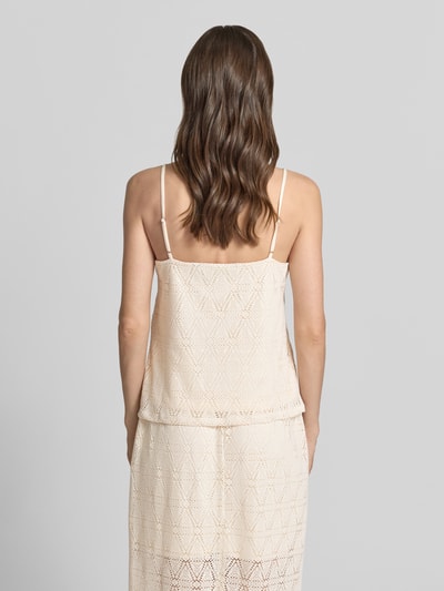 Frauenmodel trägt Regular Fit Top mit Spitze Modell 'MAYA' von Vero Moda, Optik: Unifarben, Passform: Regular-Fit, V-Ausschnitt, Trägerform: verstellbare Spaghettiträger, Spitzen-Details, Ganzkörperansicht Rückansicht.