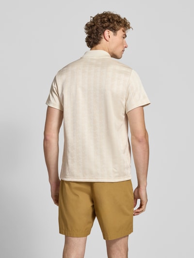 Männermodel trägt Classic Fit Poloshirt mit Logo-Detail von Lacoste in Creme, beige Shorts, weiche Stoffstruktur, Ganzkörperansicht Rückansicht. Herren Poloshirt von Lacoste