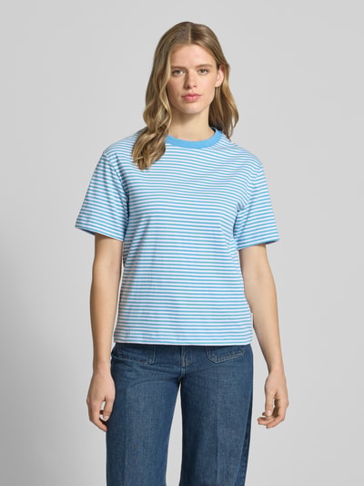 Frauenmodel trägt Regular Fit T-Shirt aus reiner Baumwolle von Marc O'Polo Denim mit blau-weißem Allover-Streifenmuster, Rundhals, kurzarm; Ganzkörperansicht von vorne.