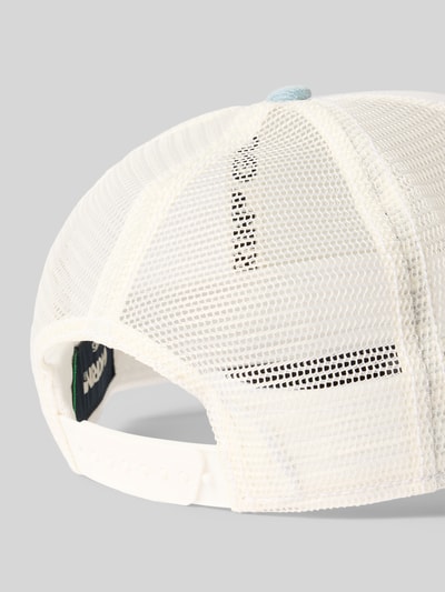 Produktfoto, Trucker Cap mit Motiv-Patch Modell 'Denim Rooster' von GOORIN BROS., weißer Material-Mix mit Baumwoll-Anteil, verstärkter Schirm, größenverstellbar, Netzstruktur auf hellem Hintergrund.