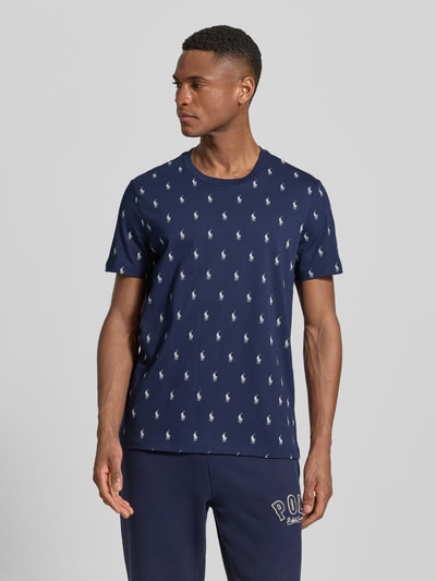 Männermodel trägt Regular Fit Pyjama-Oberteil aus reiner Baumwolle Modell 'CREW-SLEEP-TOP' von Polo Ralph Lauren Underwear mit Polo-Pony-Muster, kurzarm, Crew Neck, dunkelblau, Ganzkörperansicht von vorne.