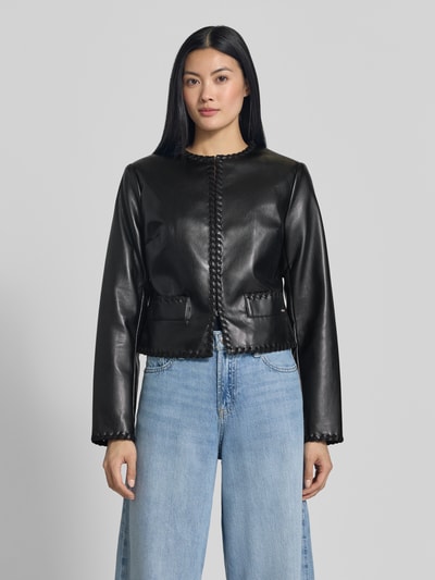 Frauenmodel trägt Jacke in Leder-Optik Modell 'LEONTINE' von GUESS, schwarz, Rundhalsausschnitt, Stitchings, Ganzkörperansicht von vorne.