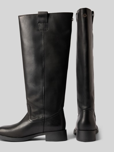 Produktfoto, schwarze Stiefel aus Leder Modell 'Zola' von Steve Madden, abgerundete Spitze, Schlupfform, glatte Textur, Damenmodell, 4 cm Absatz, 42 cm Schafthöhe, 21 cm Schaftweite
