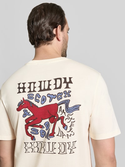 Männermodel trägt T-shirt met labelprints en ronde hals van Scotch & Soda, puur katoen, regular fit, ruglengte maat M 67 cm, rugaanzicht