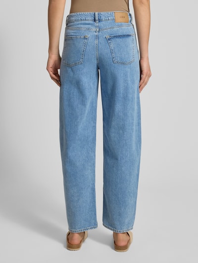 Vrouwenmodel draagt lichtblauwe Barrel Fit Jeans met steekzakken model 'FUJI' van JJXX, puur katoen, achteraanzicht volledige lichaamsopname