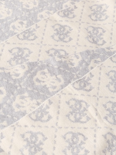 Produktfoto, Beanie und Schal im Set mit Viskose-Anteil von GUESS, Material-Mix in Creme und Hellgrau, rechteckige Form, Rippbündchen, Metallic-Label, feines Muster, weiche Textur