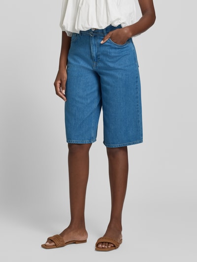 Kobiece modelka nosi Regular Fit Bermudas aus Bio-Baumwoll-Mix Modell 'TENNA' von Selected Femme, denim niebieski, krój regular fit, pięciokieszeniowy, pasek, guzik i zamek, materiał bawełniany, widok z przodu, zbliżenie na dolną część ciała.