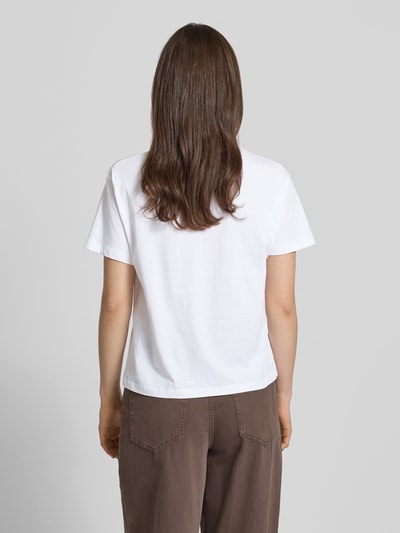 Frauenmodel trägt T-Shirt mit Motiv-Print Modell 'COLLAGE' von JJXX aus reiner Baumwolle in Weiß, Relaxed Fit, Rückenansicht Ganzkörperansicht.