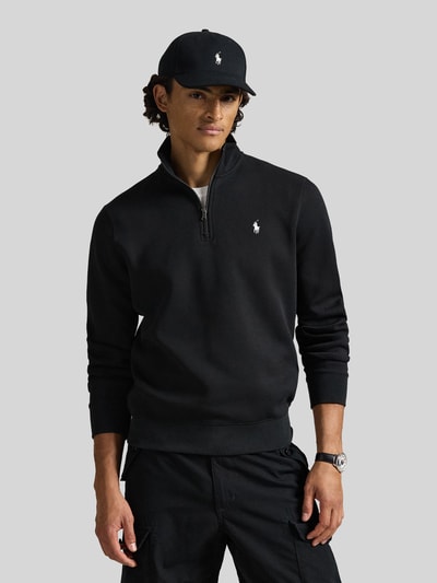 Mężczyzna nosi Regular Fit Sweatshirt aus Baumwoll-Mix von Polo Ralph Lauren, efekt: jednolity kolor, krój regular fit, wyhaftowane logo, kołnierz zapinany, długi rękaw, mieszanka bawełny, Ganzkörperansicht von vorne.