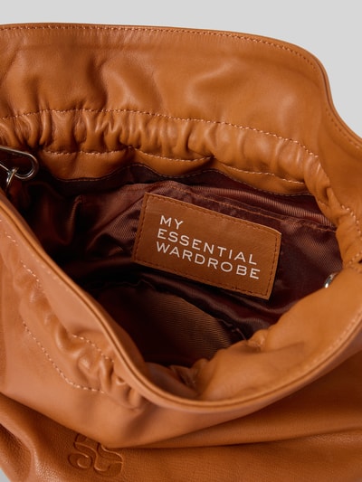 Produktfoto, torebka damska Handtasche aus Lammleder Modell 'Zilla' von My Essential Wardrobe, brązowa, prawdziwa skóra jagnięca, główna komora ze ściągaczem, logo, pasek na ramię, szerokość w rozmiarze 1: 22 cm, długość w rozmiarze 1: 26 cm, głębokość w rozmiarze 1: 15 cm, długość paska na ramię w rozmiarze 1: 17 cm, gładka faktura, prostokątne kształty, widoczna etykieta wnętrza