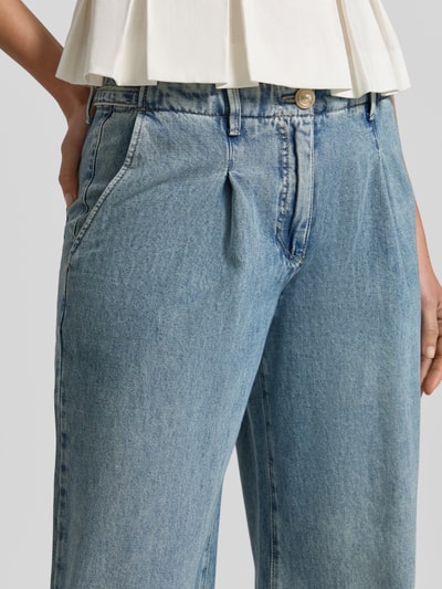 Frauenmodel trägt Wide Leg Jeans mit Eingrifftaschen von Luisa Cerano aus Baumwoll-Lyocell-Mix, blaue Denim-Optik, Nahaufnahme Oberkörper.