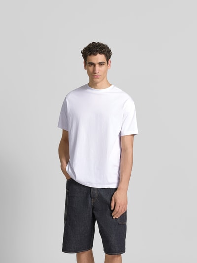 Männermodel trägt Relaxed Fit T-Shirt aus reiner Baumwolle von Don´t Waste Culture in Weiß, Rundhalsausschnitt, Kurzärmelig, Ganzkörperansicht von vorne.