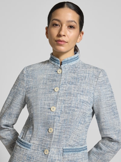 Vrouwenmodel draagt Blazer mit Stehkragen und aufgesetzten Eingrifftaschen van WHITE LABEL in katoenmix, getailleerde fit, knoopsluiting, opgestikte steekzakken, lichtblauw-wit gemêleerde structuur, detailopname bovenlichaam