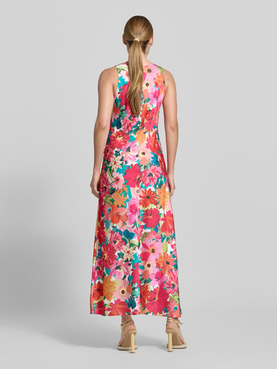Modelka prezentuje Maxikleid mit floralem Allover-Print von ROBE LÉGÈRE, dopasowany krój, okrągły dekolt, bez rękawów, długość tyłu 140 cm, szerokość w rozmiarze 36: 45 cm, kolorowy nadruk na całej powierzchni, tekstura gładka, widok całej sylwetki z tyłu.