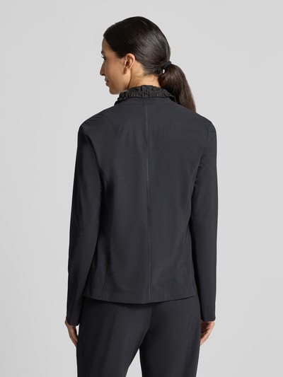 Frauenmodel trägt Slim Fit Blazer mit Stretch-Anteil von Marc Cain in Schwarz, glatte Textur, Reverskragen, Ganzkörperansicht Rückansicht, elastischer Material-Mix