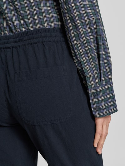 Männermodel trägt Hose mit elastischem Bund und Tunnelzug Modell 'Cissie' von Soyaconcept, Reine Baumwolle, Relaxed-Fit, Detailaufnahme Rückansicht.