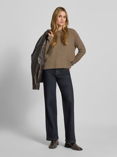Vrouwenmodel draagt donkerblauwe straight fit jeans uit mix van katoen en modal van Buena Vista, dames straight fit jeans, volledige vooraanzicht