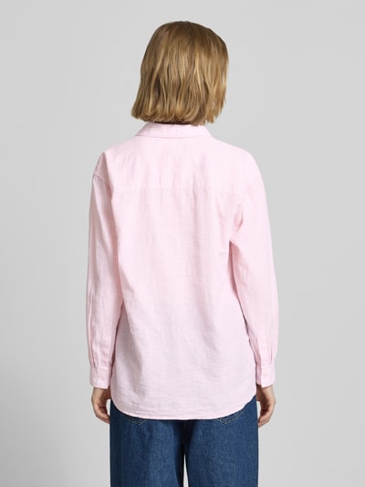 Frauenmodel trägt Relaxed Fit Hemdbluse aus Leinen-Baumwoll-Mix Modell 'BERNANY' von Pepe Jeans, Optik:Allover-Muster, gestreift, Ganzkörperansicht Rückansicht.