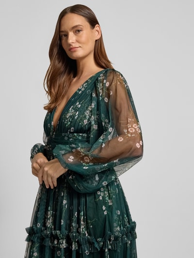 Kobiece model nosi Sukienka wieczorowa 'Abendkleid im Stufen-Look mit V-Ausschnitt' od Lace & Beads, tiul, linia A, efekt stopniowania, dekolt w serek, tasiemka w talii, długość tyłu w rozmiarze S: 120 cm, szerokość w rozmiarze S: 38 cm, zbliżenie na górną część ciała