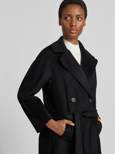Frauenmodel trägt Regular Fit Mantel aus reiner Schurwolle Modell 'RESINA' von Max Mara, Farbe Schwarz, Damen Mantel von Weekend Max Mara, Nahaufnahme Oberkörper.