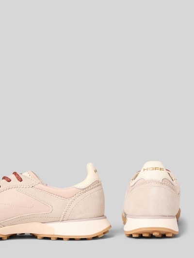 Produktfoto, Sneaker aus Leder-Mix mit Logo-Detail Modell 'Bridge' von HOFF in Beige und Creme, runde Form, strukturierte Sohle, Damen Sneaker, Rückansicht. Absatzhöhe 2 cm, Schafthöhe 8 cm, Schaftweite 8 cm.
