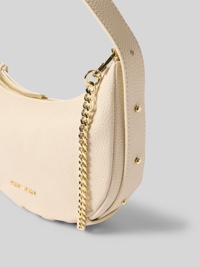 Produktfoto, cremefarbene Handtasche aus Rindsleder-Mix mit goldener Kette, Label-Applikation, strukturierte Oberfläche, Modell 'Lifetime Sister' von Hey Marly, Hauptfach mit Reißverschluss, Tragehenkel und Schulterriemen, Größe 25x18x6 cm, Länge Schulterriemen 98 cm