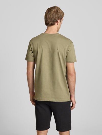 Männermodel trägt Herren T-Shirt mit Logo und Rundhalsausschnitt von Alpha Industries aus Reine Baumwolle, Regular-Fit, Rückenlänge 67 cm, Ganzkörperansicht Rückansicht.
