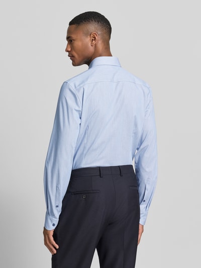 Männermodel trägt Slim Fit Business-Hemd mit Kentkragen von OLYMP Level Five, Baumwoll-Mix mit Stretch-Anteil, Rückenansicht Ganzkörperansicht.