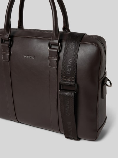 Produktfoto, Laptoptasche in Leder-Optik Modell 'Horizon' von VALENTINO BAGS, braun, rechteckig, glatte Textur, Logo-Detail, Reißverschluss, abnehmbarer Schulterriemen, 41x30x12 cm, Tragehenkel.