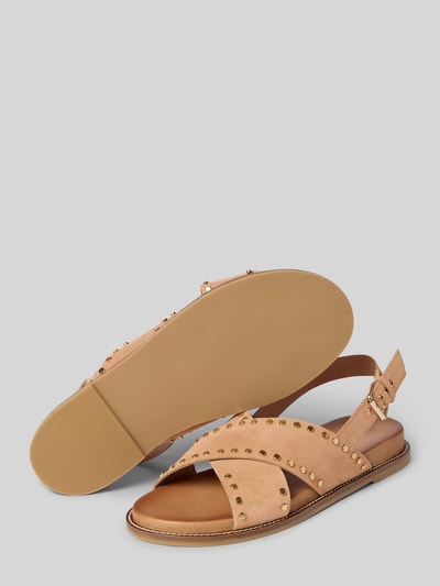 Produktfoto, Sandalen aus echtem Leder mit Nietenbesatz von INUOVO, beigefarbene Riemen, offene Ferse, glatte Sohle, abgerundete Form, 1 cm Absatz