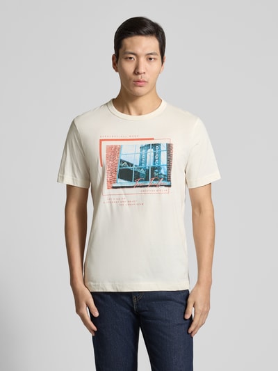 Männermodel trägt Regular Fit T-Shirt aus reiner Baumwolle von Tom Tailor, unifarbenes Jersey mit Foto-Print, Rundhals, kurzarm, Ganzkörperansicht von vorne.