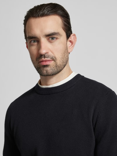 Męski model nosi Relaxed Fit Strickpullover mit Rundhalsausschnitt von Lindbergh, mieszanka bawełny, efekt prążkowania, okrągły dekolt, długość tyłu 70 cm, długość rękawów 68 cm, zbliżenie na górną część ciała