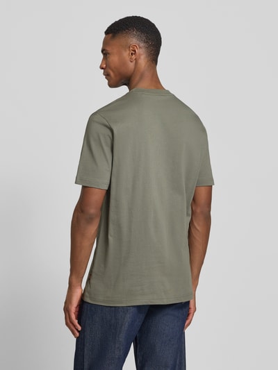 Männermodel trägt Regular Fit T-Shirt aus reiner Baumwolle Modell 'TE_CREATURE' von BOSS Orange, unifarbenes Jersey, Ganzkörperansicht Rückansicht.