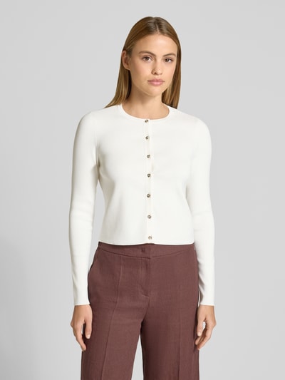 Kobiece model prezentuje Slim Fit Cardigan aus Viskose-Mix model 'Velda' od Ted Baker, elastyczna mieszanka wiskozy, krój slim fit, imitacja dzianiny, z długim rękawem, okrągły dekolt, listwa guzikowa na całej długości, długość tyłu w rozmiarze 36: 47 cm, długość rękawów w rozmiarze 36: 63 cm, kolor ecru, zdjęcie: całkowity widok z przodu