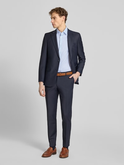 Männermodel trägt Slim Fit Business-Hemd im Allover-Look mit Kentkragen von OLYMP Level Five, Baumwoll-Elasthan-Mix, Ganzkörperansicht von vorne.