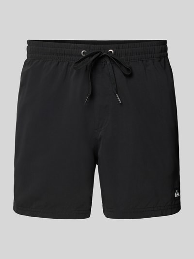 Produktfoto, schwarze Regular Fit Badehose mit Logo-Patch und elastischem Bund mit Tunnelzug, Modell 'Everyday' von Quiksilver.