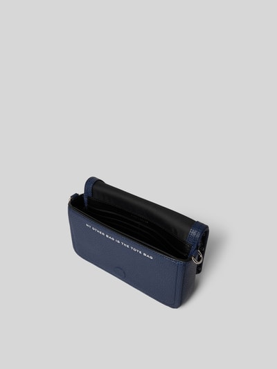 Produktfoto, Shoulder Bag aus echtem Rindsleder von Marc Jacobs in Dunkelblau mit Hauptfach, Überschlag und abnehmbarem Trageriemen, Logo-Detail, Magnetverschluss, Maße ca. 21 cm Breite, 11 cm Länge, 6 cm Tiefe, hochwertige, feinkörnige Lederstruktur.