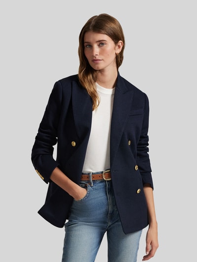Frauenmodel trägt Zweireihiger Blazer mit Woll-Anteil von Polo Ralph Lauren, dunkelblau, goldene Knöpfe, Reverskragen, Regular Fit, Nahaufnahme Oberkörper.