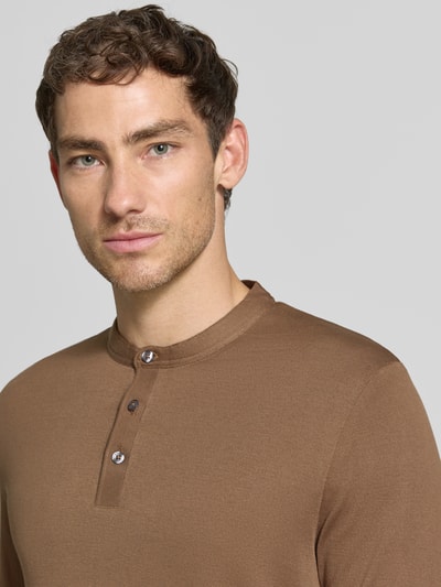Männermodel trägt Longsleeve mit Knopfleiste Modell 'BADO' von CINQUE in Braun, reine Baumwolle, Slim Fit, Nahaufnahme Oberkörper.