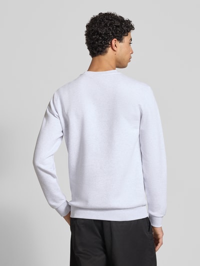 Männermodel trägt Regular Fit Sweatshirt aus Baumwoll-Mix Modell 'CERES' von Only & Sons, unifarben, gerippte Abschlüsse, Ganzkörperansicht Rückansicht.