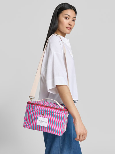 Männermodel trägt Kühltasche mit Logo-Patch Modell 'Poplin' von STUDIO NOOS, Szerokość w rozmiarze 1: 26 cm, kolorowe paski, główna komora z zamkiem, odpinany pasek na ramię, szeroki jasny pasek, prostokątny kształt, tekstura płótna, Ganzkörperansicht von vorne.