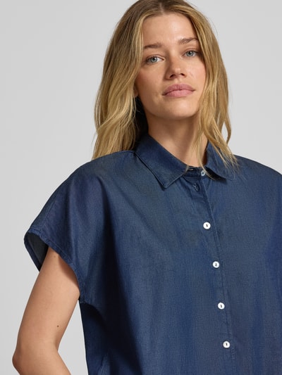 Vrouwenmodel draagt Relaxed Fit blouse uit mix van katoen en lyocell van Christian Berg Woman, denimlook, overhemdkraag, knoopsluiting, ruglengte maat 36: 65 cm, Nahaufnahme bovenlichaam.