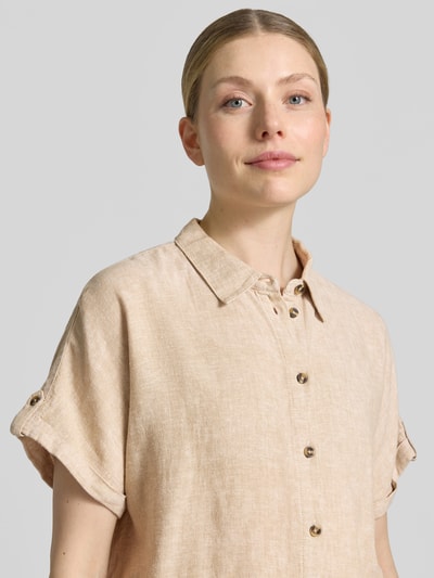 Frauenmodel trägt Relaxed Fit Bluse aus Leinen-Viskose-Mix Modell 'Lava' von FREE/QUENT, beigefarbene Textur, Nahaufnahme Oberkörper. Hemdblusenkragen und Knopfleiste, Rückenlänge 55 cm, Ärmellänge 12 cm.