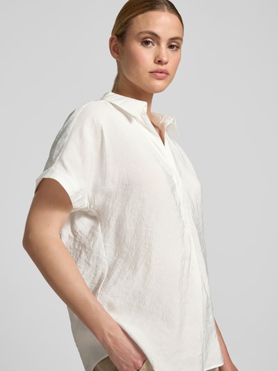 Vrouwenmodel draagt Relaxed Fit blouse uit modalmix met overhemdkraag en V-hals van Betty Barclay, ruglengte maat 36 is 64 cm, zijaanzicht, close-up bovenlichaam.